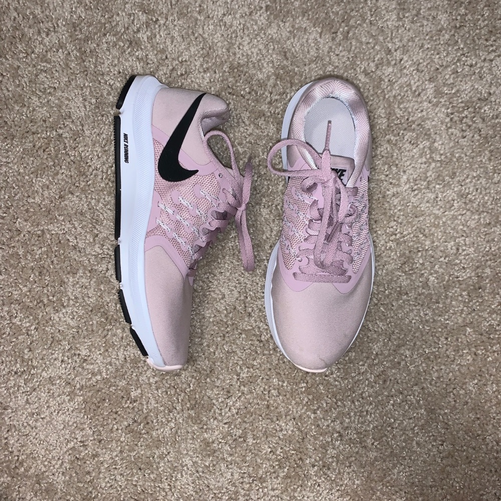 Nike Run Swift Tennis Shoes
